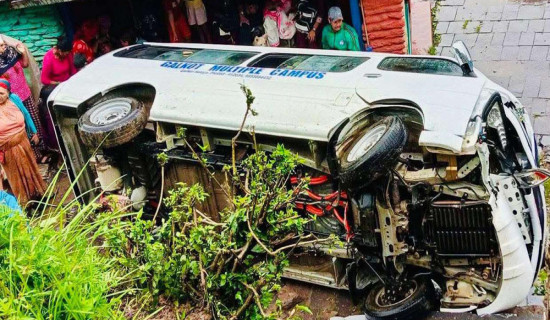 विद्यार्थी बोकेको भ्यान दुर्घटना हुँदा छ घाइते