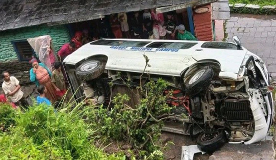 विद्यार्थी भ्यान दुर्घटना : गम्भीर दुईलाई पोखरा लगियो