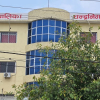 निर्वाचन आचारसंहित विपरीत झुण्ड्याइएको दलका झण्डा हटाइयो