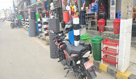 स्थानीय निकायको मौनताले फुटपाथ अतिक्रमण, पैदलयात्री समस्यामा