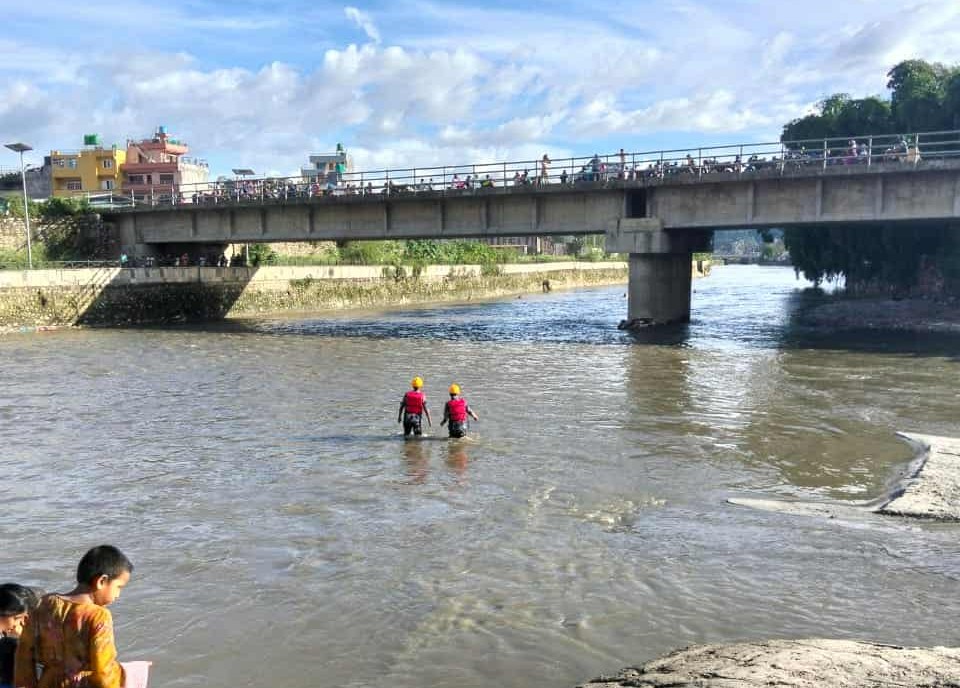 पौडी खेल्ने क्रममा टेकु दोभानमा बालक बेपत्ता