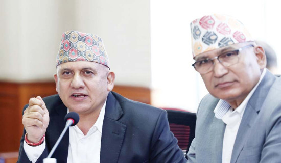 हाते ट्र्याक्टरले गोरु विस्थापित