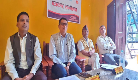 बालबालिकालाई ‘स्वर्णविन्दु प्राशन’ थोपा