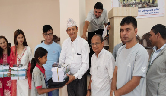 त्रियासी जना विपन्न छात्रालाई शैक्षिक सामग्री वितरण