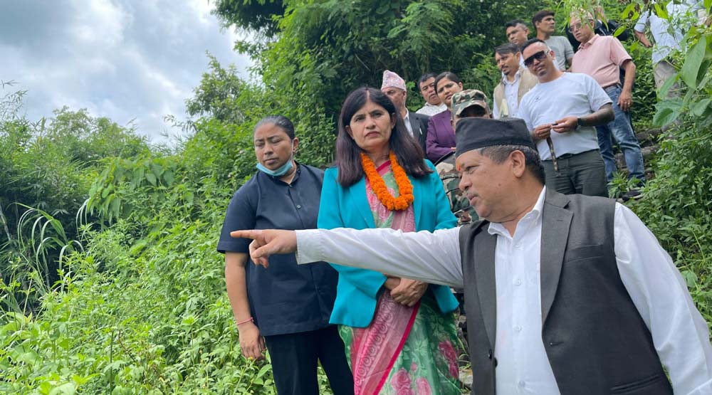 निर्माण हुँदै तटबन्ध