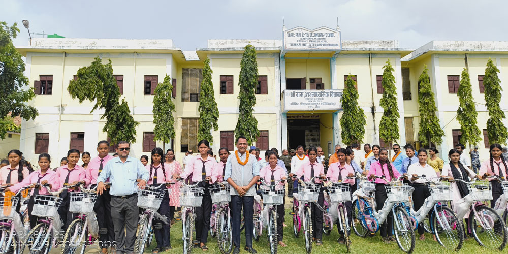 शिक्षामा पहुँच बढाउन छात्रालाई साइकल वितरण