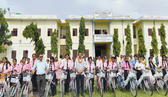 शिक्षामा पहुँच बढाउन छात्रालाई साइकल वितरण