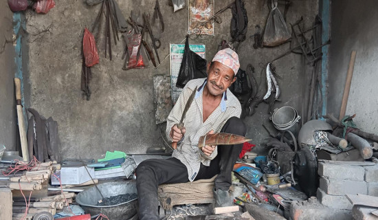 परम्परागत आरन पेशासँगै बाँचेका रामकुमार बराइली