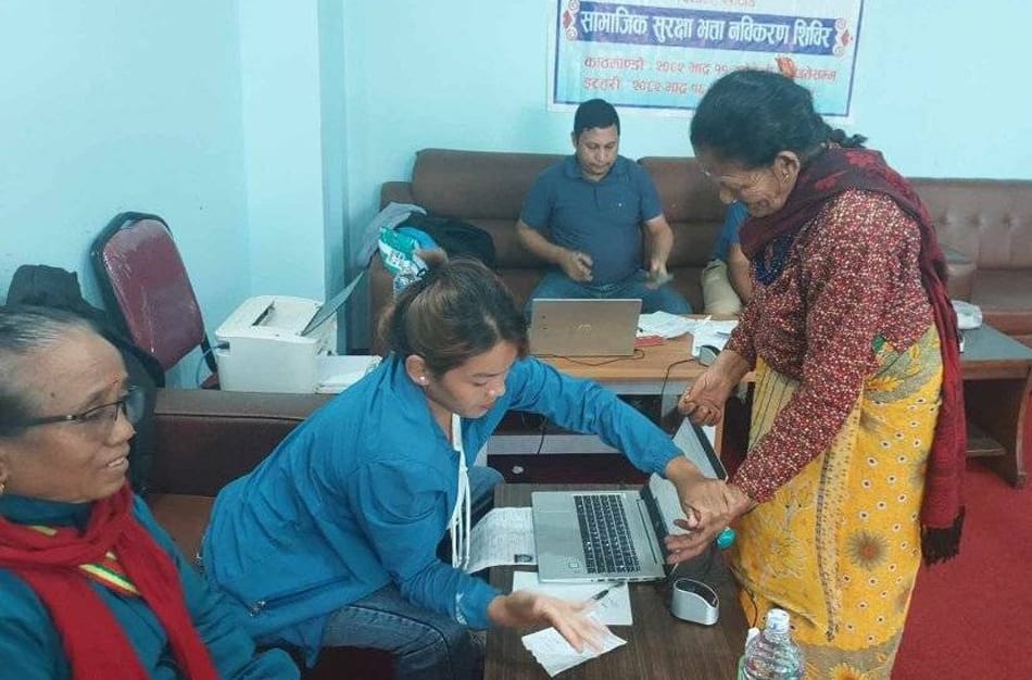 घरमै पुगेर सामाजिक सुरक्षा भत्ता नवीकरण गरिदै