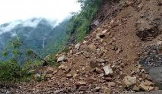 वर्षाले नौ राजमार्ग अवरुद्ध
