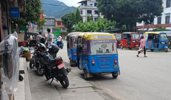 फुटपाथमा सवारी पार्किङ, पैदलयात्रीलाई सास्ती
