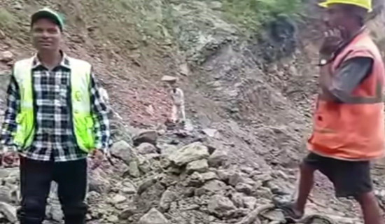 राजमार्गको गगनेखोलाको सडक अवरुद्ध
