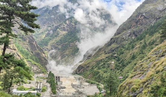 रसुवागढी क्षेत्रमा सुख्खा पहिरो, एक युवक घाइते