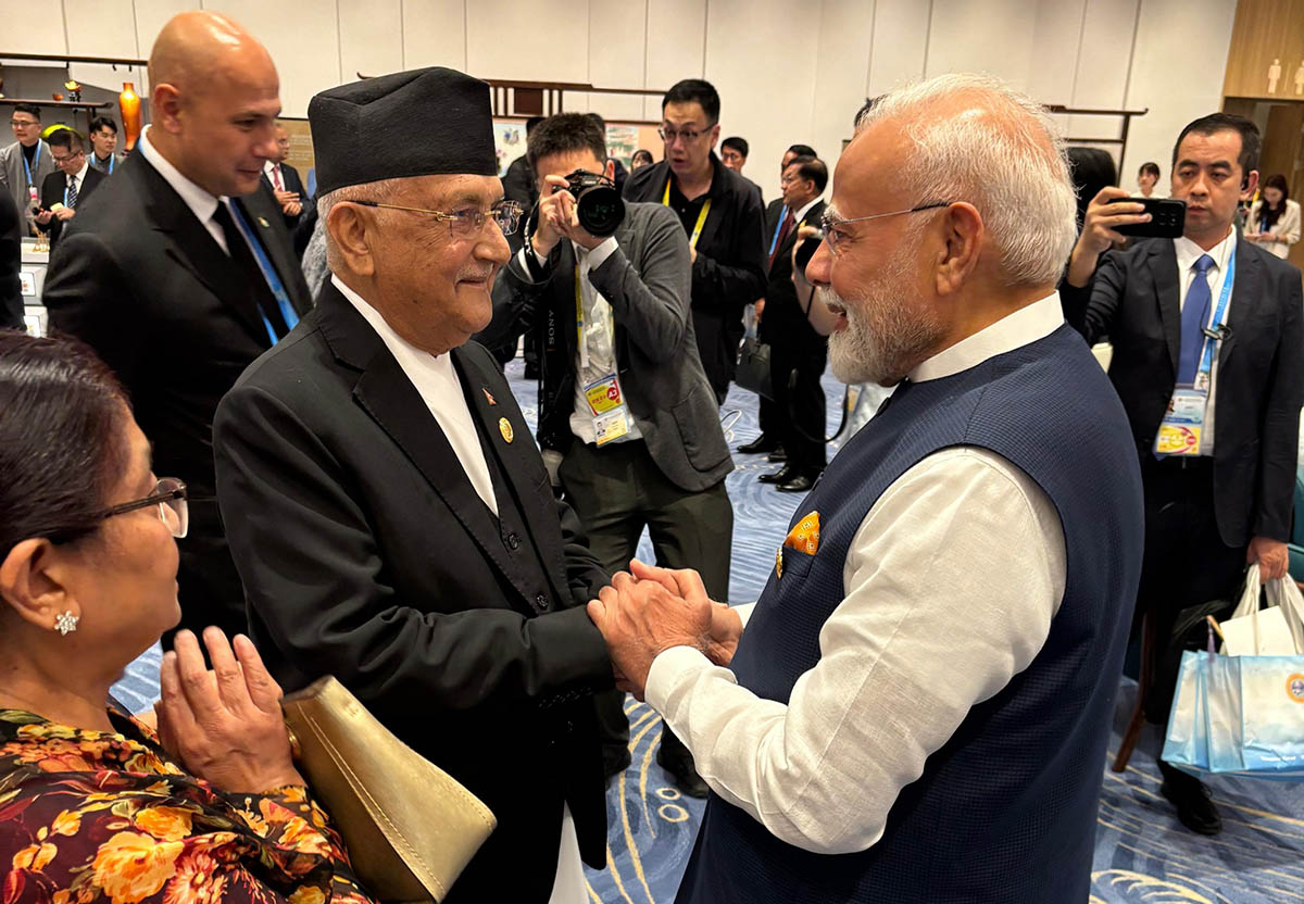 प्रधानमन्त्री ओली र भारतका समकक्षी मोदीबिच भेटवार्ता