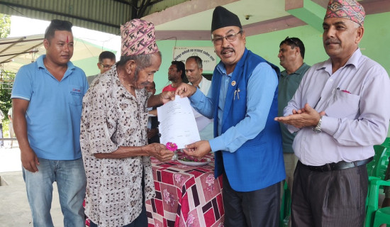 बर्दघाटमा ११२ भूमिहीन परिवारलाई जग्गाको निस्सा वितरण