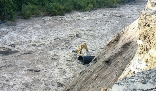 सिनाम पावर हाउसको स्काभेटर र टिप्पर काबेली खोलाले बगायो