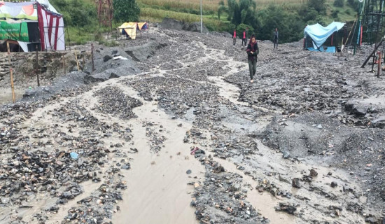 बाढीले मध्यपहाडी लोकमार्ग अवरुद्ध