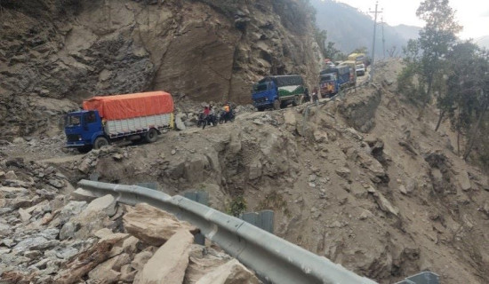 राजमार्ग अवरुद्ध हुँदा स्याउ बोकेको २० ट्रक अलपत्र