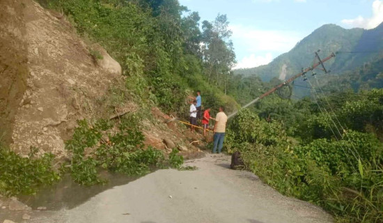 पहिरो खस्दा बेनी–दरबाङ सडक अवरुद्ध