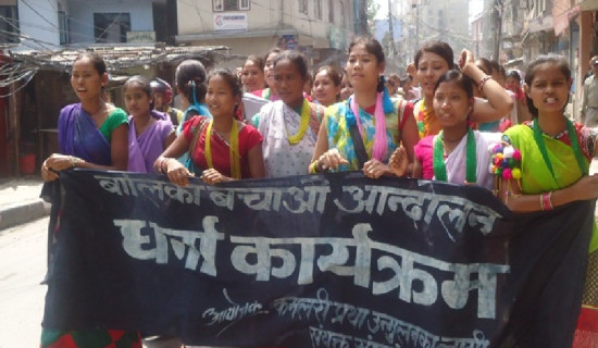 नेपालगन्जमा महावीर पुनको पुस्तक एक हजार सात सय थान विक्री