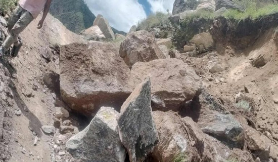 पहिरोले सडक अवरुद्ध
