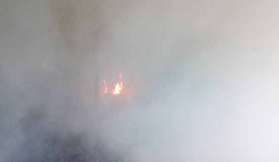 पाठ्यपुस्तकको पर्खाइमा विद्यार्थी