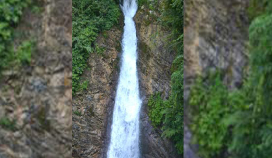 बाढीको चपेटाले ओझेलमा पर्‍यो ‘पञ्चकन्या झरना’