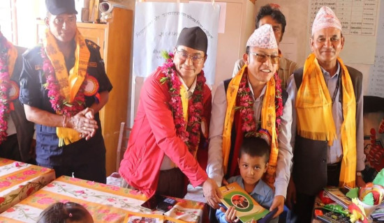 जन्मदिनमा विद्यार्थीलाई पोसाक