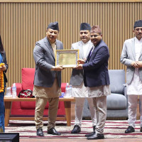 नगरप्रमुखको कार्यकक्षमा प्रधानमन्त्री देउवाभन्दा माथि ओलीको तस्बिर