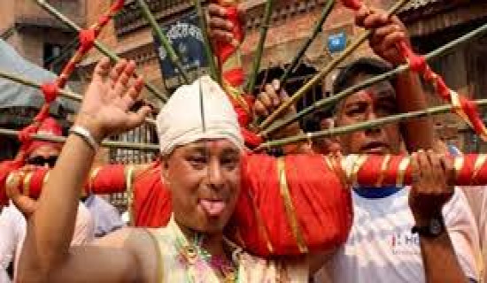 यसरी मनाइयो मध्यपुरथिमिको ऐतिहासिक जिब्रो छेड्ने जात्रा