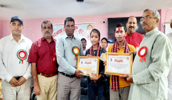 दुई उत्कृष्ट विद्यार्थीलाई अमरनाथ झा स्मृति पुरस्कार