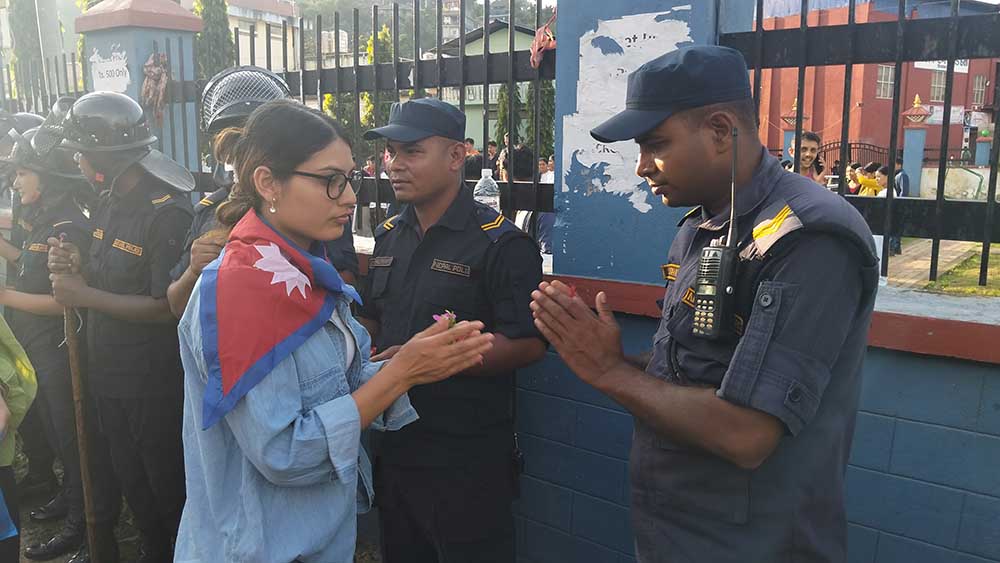 प्रहरीलाई फूल दिएर जेनजीले गरे फिदिममा विरोध प्रदर्शन