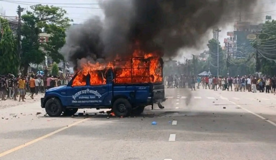 रौतहटमा प्रहरीको गाडी जलाइयो, अवस्था तनाव ग्रस्त भएपछि कर्फ्यु जारी