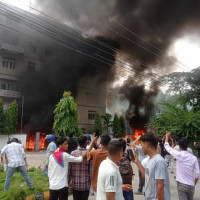 रौतहटमा प्रहरीको गाडी जलाइयो, अवस्था तनाव ग्रस्त भएपछि कर्फ्यु जारी