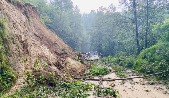 वर्षापछिको बाढीले सदरमुकाम जोड्ने सबै सडक बन्द