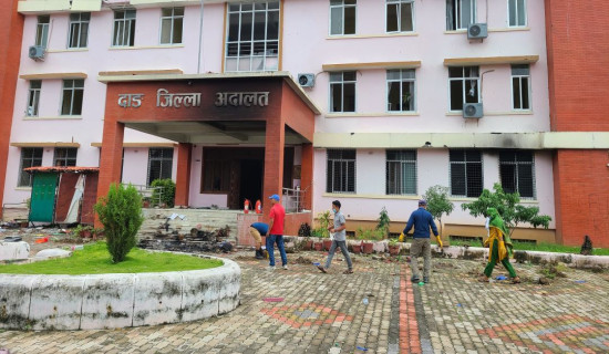 आन्दोलनमा जलेका कार्यालयको सरसफाईमा कर्मचारी