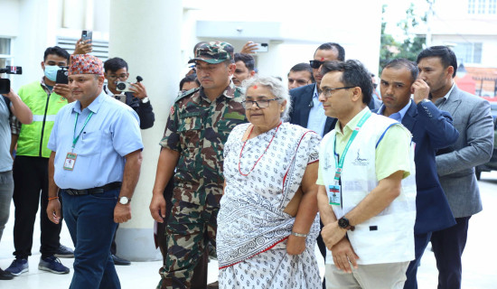 आन्दोलनका घाइते भेट्न प्रधानमन्त्री कार्की अस्पतालमा