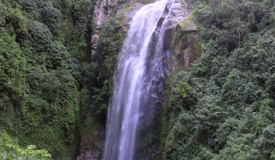 महभिर झरना : पर्यटकको मन रमाउने जलधारा