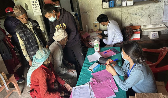 ९८ वर्षका ज्येष्ठ नागरिकले पाए चिकित्सकबाट उपचार