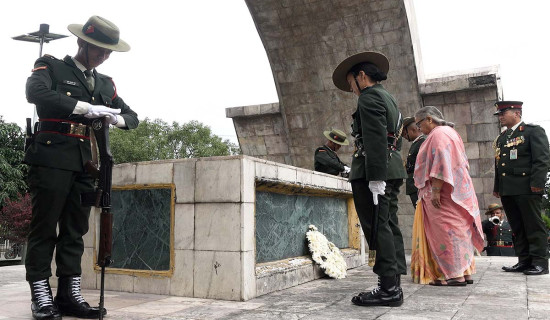 प्रधानमन्त्री कार्कीद्वारा शहीद गेटमा माल्यार्पण
