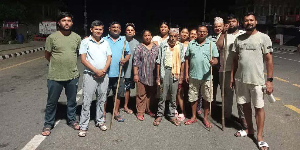 चोरी डकैतीको त्रास : रातभर स्थानीयको गस्ती
