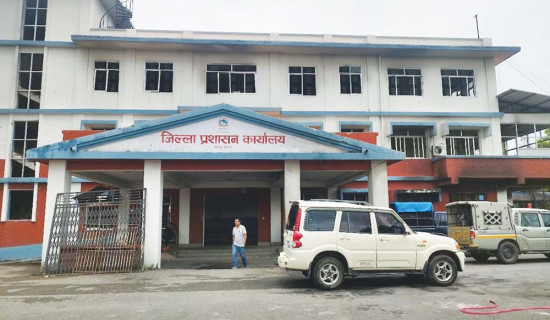 क्षतिग्रस्त भवनबाटै सेवा प्रारम्भ