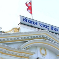 गुराँसको जङ्गल अवलोकन गर्दै पर्यटक