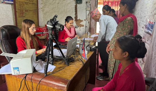 विकटलाई प्राथमिकता दिँदै गाउँबाटै परिचयपत्र वितरण र आवेदन सङ्कलन