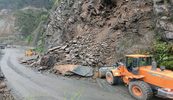 पहिरोले मुग्लिन नारायणगढ सडक अवरुद्ध