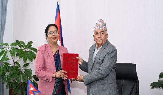 राष्ट्रपति पौडेलसमक्ष महिला आयोगकाे प्रतिवेदन पेश