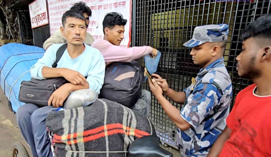 दशैं मनाउन भारतबाट फर्किने नेपालीको जमुनाहा नाकामा घुइँचो