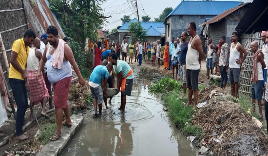 सडक निर्माणमा जुटे सप्तरीका युवा