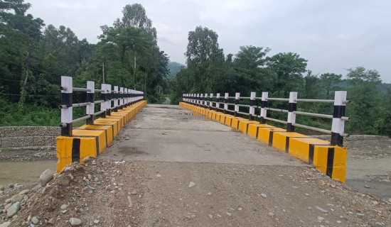 चापिनी खोलामा पुल बन्दा आउजाउ सहज