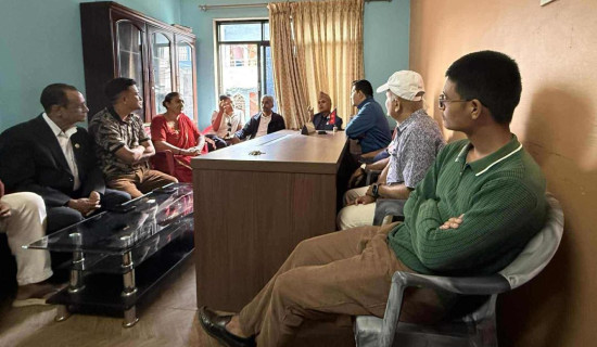 नेता अधिकारीद्वारा क्षतिग्रस्त पार्टी कार्यालयको निरीक्षण